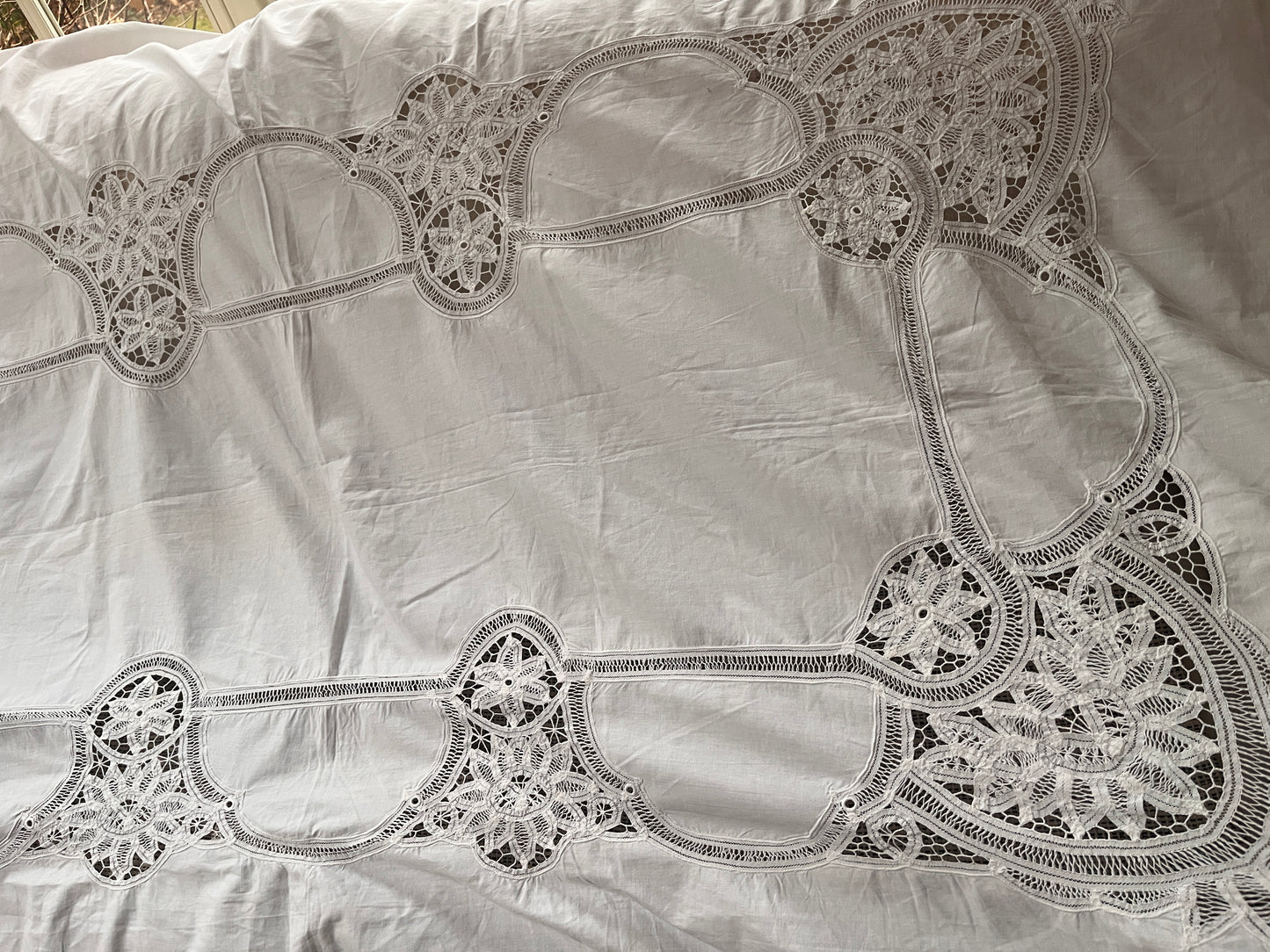 Lace table cloth